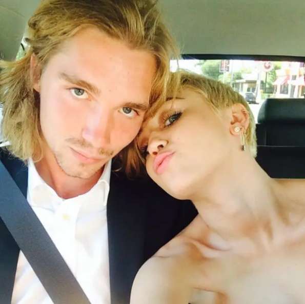 miley cyrus with a homeless man she took to the vmas