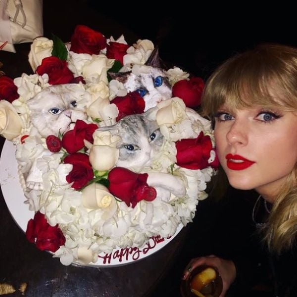 taylor swift with her cat cake