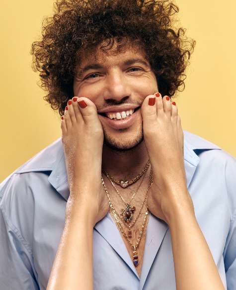 benny blanco with selena's feet