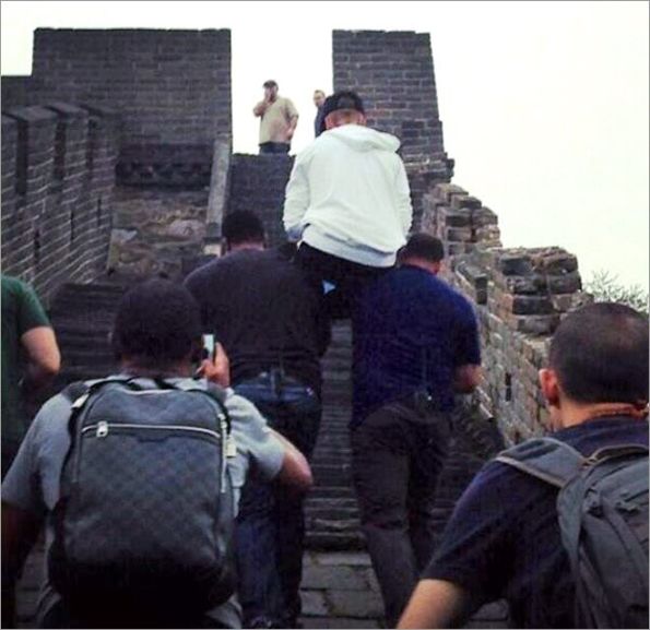 justin bieber carried up the great wall of china