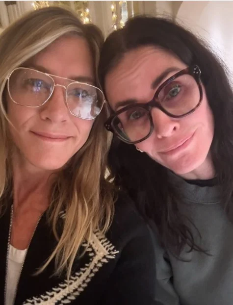 jennifer aniston in glasses