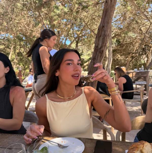 dua lipa eating oysters
